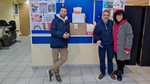 Το "Φυσάει Κόντρα" παρέδωσε υγειονομικό υλικό